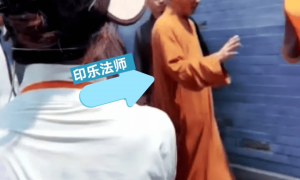 少林寺现场直击：新住持微笑挥手进入围挡的方丈室